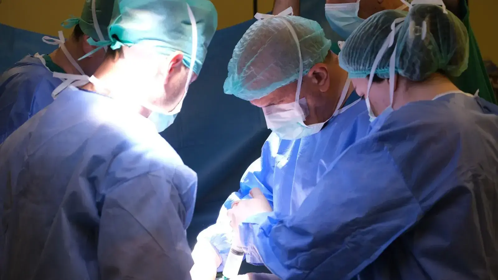 Prof. Dr. Ateş Kadıoğlu and his team in the operating theatre