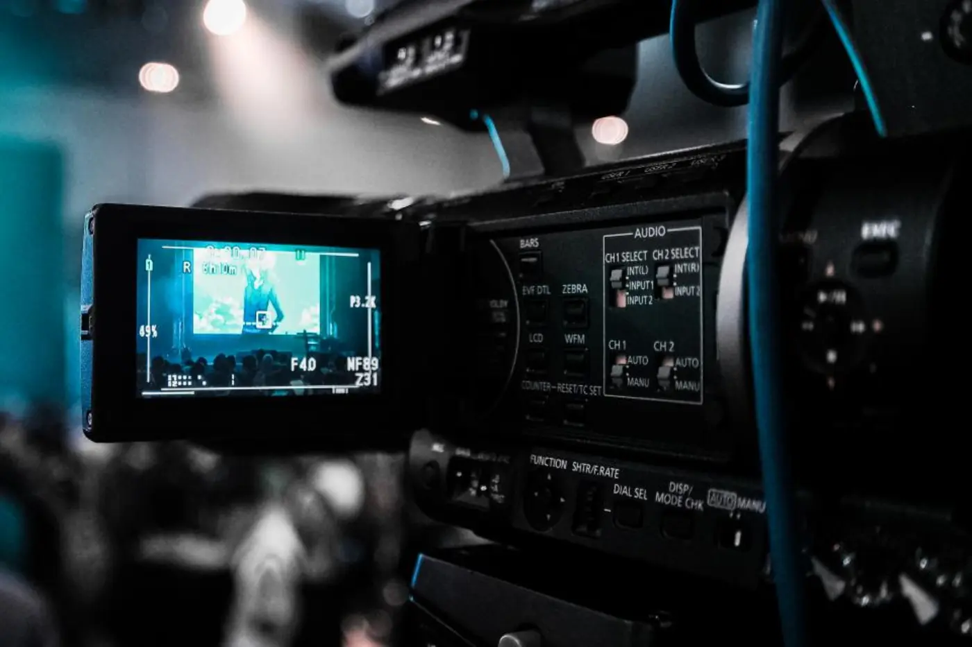 Professional video camera viewfinder