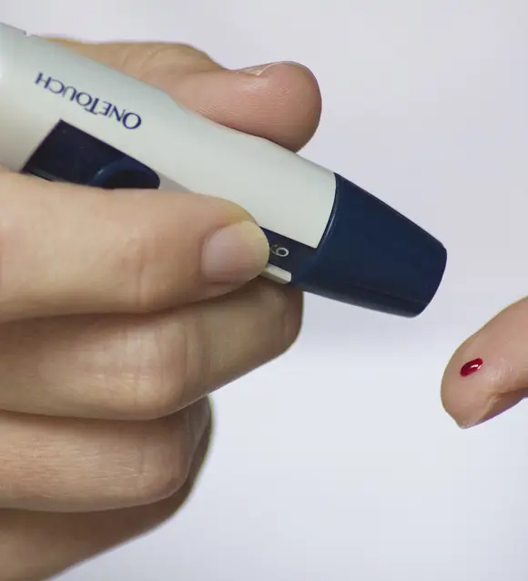 A finger-prick blood sugar test with a lancing device