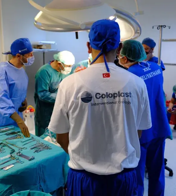 Surgical team in an Istanbul operating theatre, one team member wearing a Coloplast Interventional Urology shirt