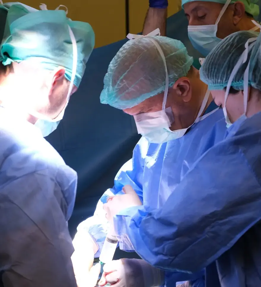 Prof. Dr. Ateş Kadıoğlu and his team in the operating theatre